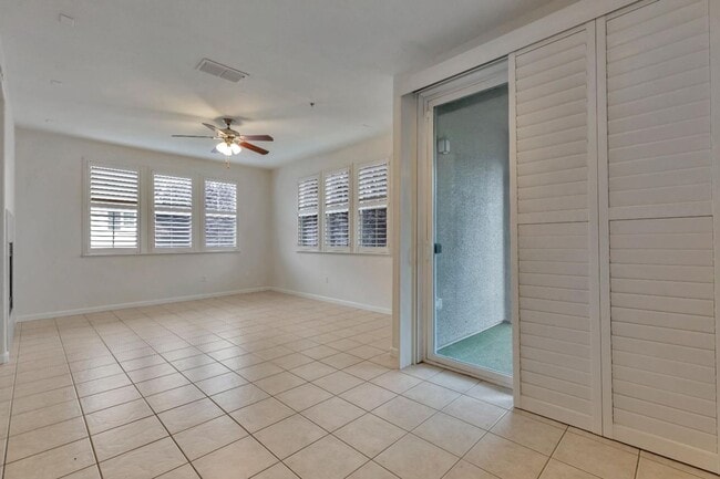 Building Photo - 2 bed 2 bath Condo!!