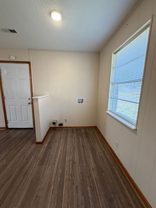 Building Photo - 189 Warden Dr