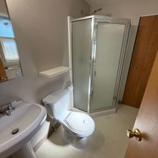 Building Photo - Beautiful home in highly desirable Bellevue neighborhood.