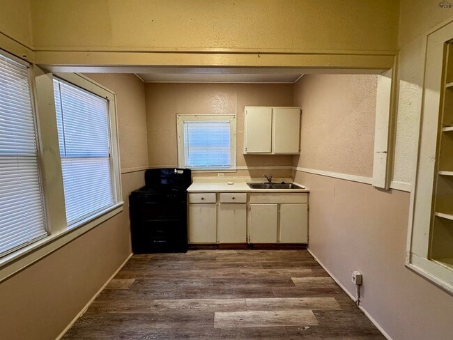 Building Photo - 1205 Austin St