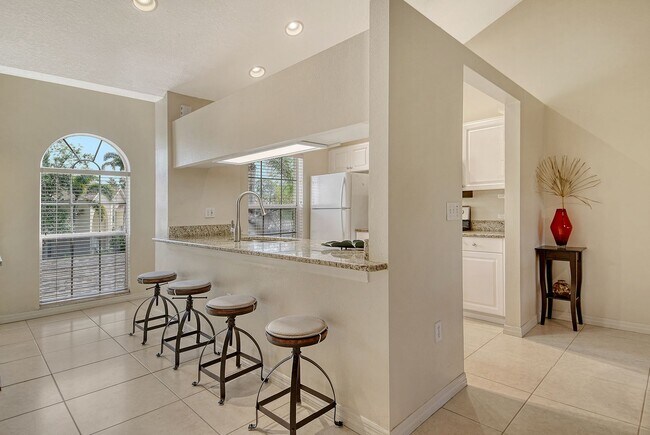 Building Photo - Spacious 3 bedroom, 2 bath condo with a lake view in Palmer Ranch