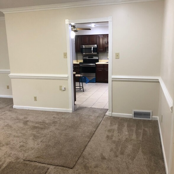 Large family room looking into the kitchen. - 4968 New Haven Ave