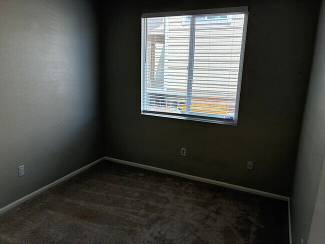 Building Photo - 3 Bedroom 2 Bathroom Ranch Style Home!