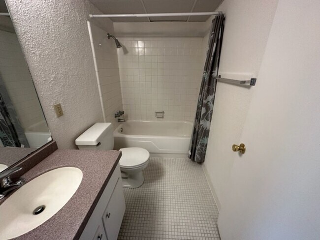 Building Photo - 3830 Country Club Rd