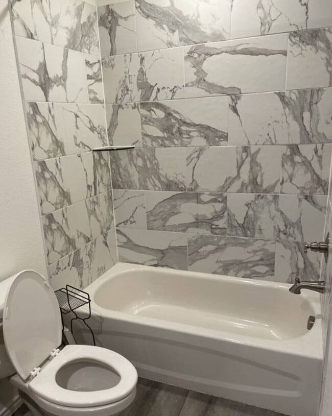 Building Photo - AVAILABLE NOW! - 2 WEEKS FREE (SECTION 8 A...