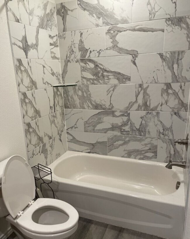 Building Photo - AVAILABLE NOW! (SECTION 8 ACCEPTED)