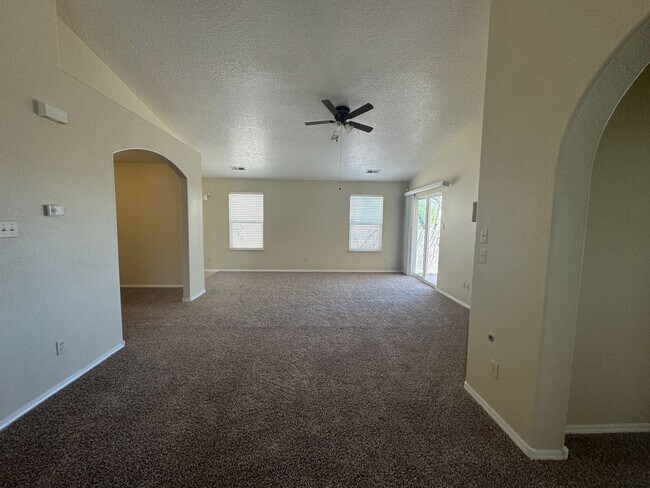 Building Photo - 3 bed 2 bath home