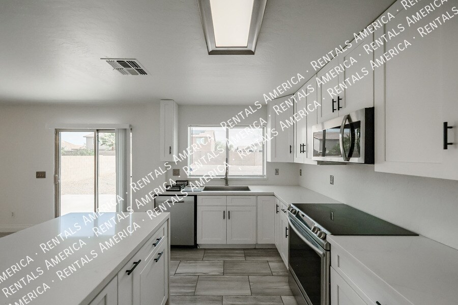 Building Photo - 7315 S 30th Ave