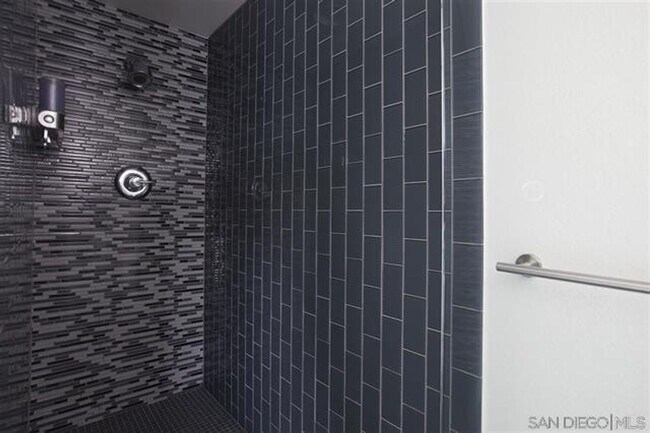 Building Photo - 5-Story UNIQUE Industrial Townhome - 3BD/4BA - w/ Open Floor Plan, Lots of Natural Light! - Secur...