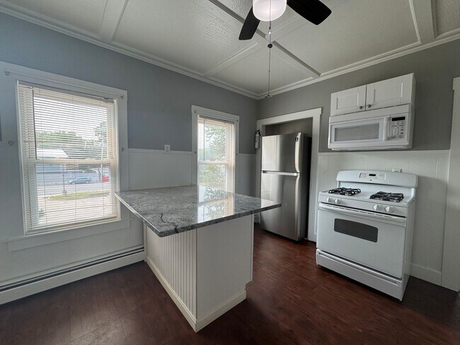 Building Photo - Updated Haverhill 2 Bedroom W/Yard | Avail...
