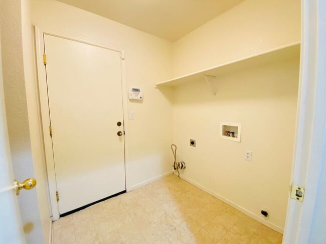 Building Photo - Spacious and Beautiful Home Close to a Huge Park