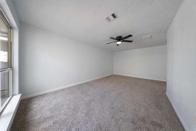 Building Photo - 1426 Twining Oaks Ln