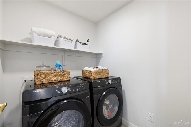 Building Photo - 18-25th 1/2 S 25 1/2