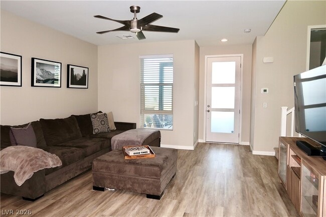 Building Photo - 572 Pear Lake St