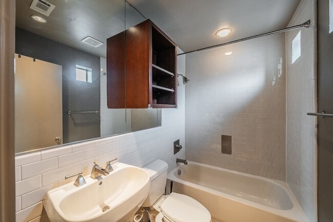Building Photo - 6350 Oriole Dr