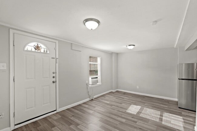 Building Photo - 523 Henke St