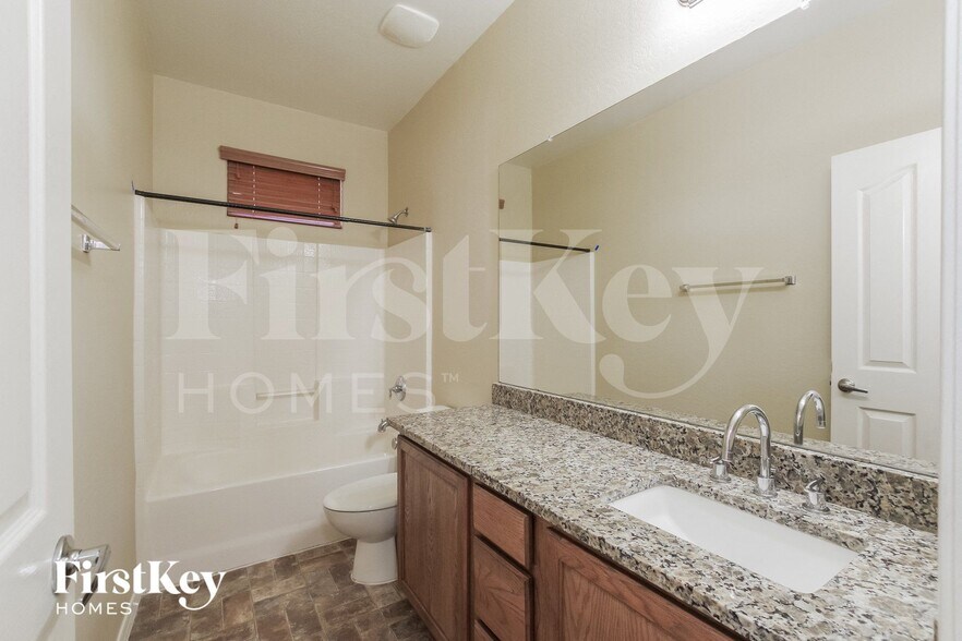 Building Photo - 8939 W St John Rd