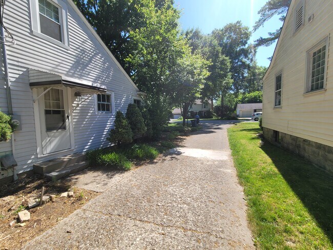 Building Photo - 6242 Evanston Ave