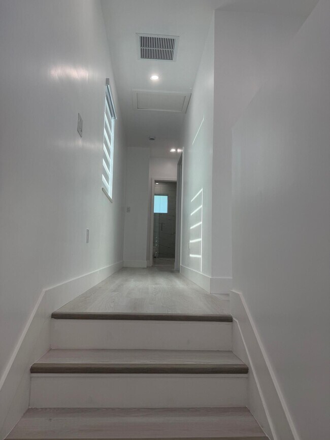 Building Photo - 501 El Prado