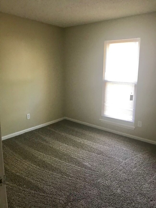 Building Photo - This beautiful 3 bedroom 1 bath home is lo...