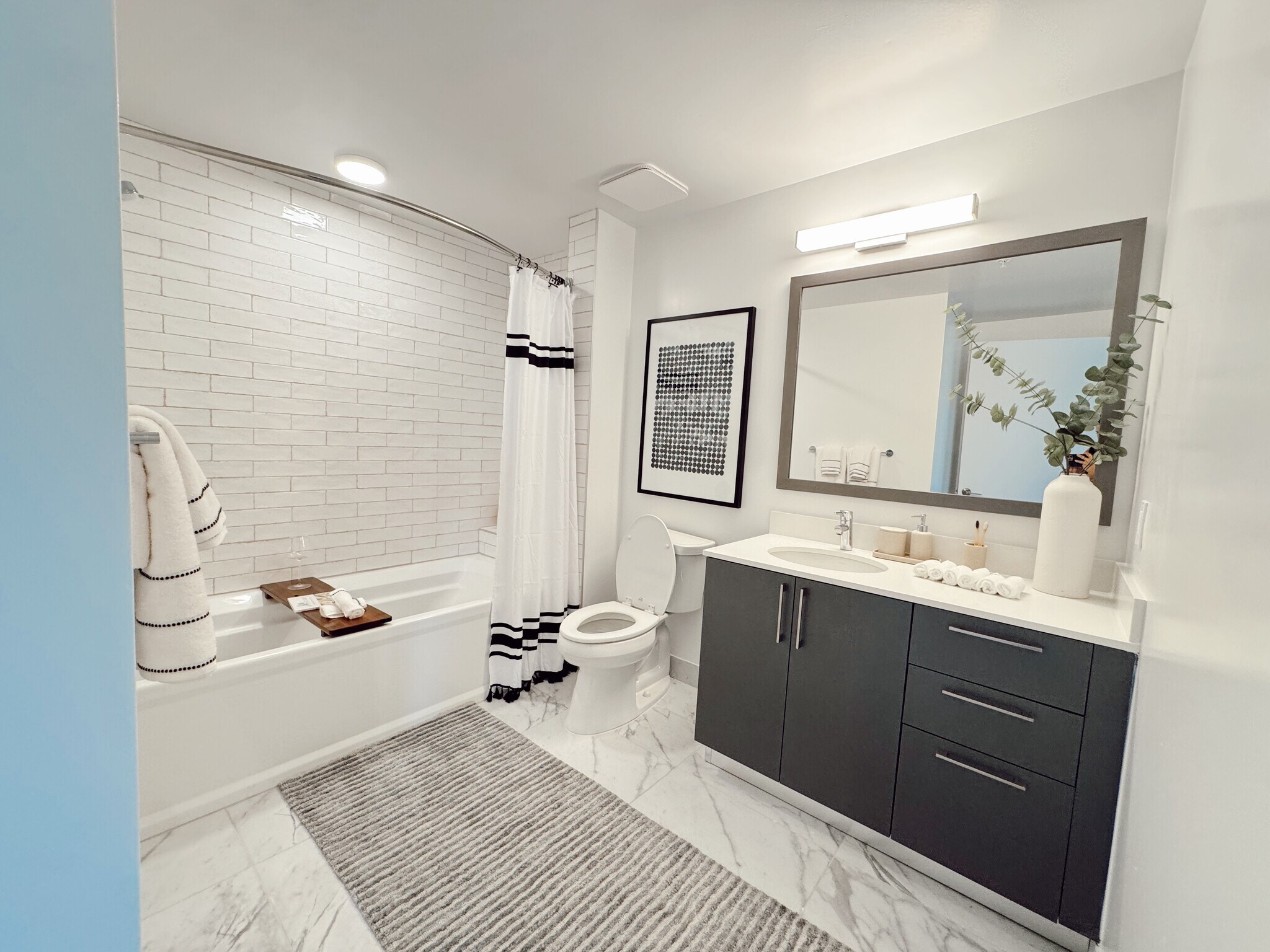 Building Photo - 2571 NE 195th St