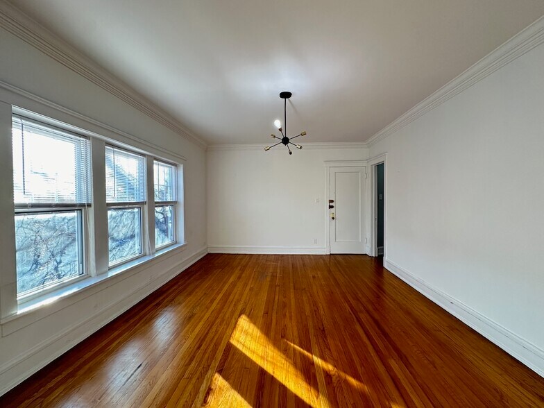 Building Photo - 2306 W Wilson Ave