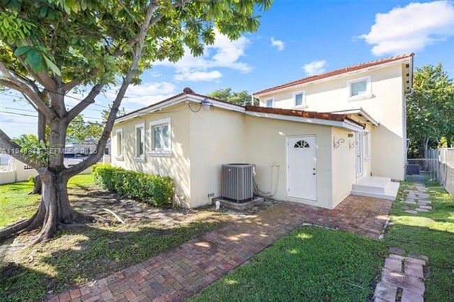 Building Photo - 3411 SW 27th St