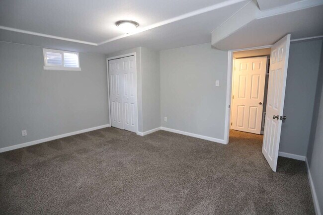 Building Photo - Spacious 5-Bed Gem with Finished Basement ...