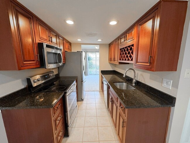 Building Photo - Relaxing 3 Bed 2 Bath Brick Townhome With Fenced Yard In Beautiful Franconia Commons