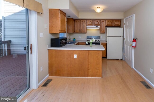 Building Photo - 62 Church St