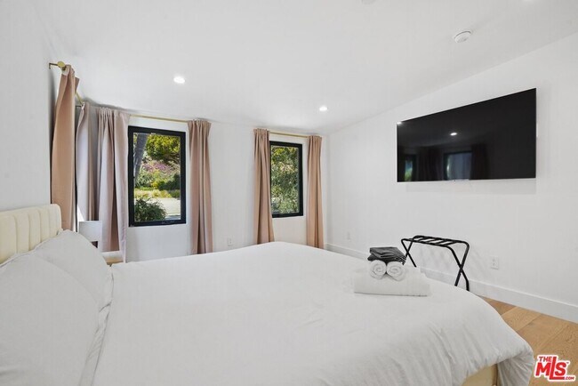 Building Photo - 1812 Navy St