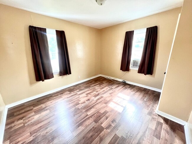 Building Photo - Beaver Falls - 2 bedroom 1 Bath Home