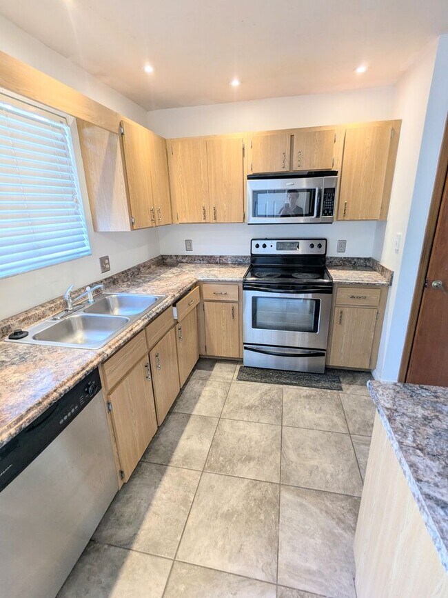 Building Photo - Port Orange 2 bedroom, 2 bathroom, pool and tennis courts