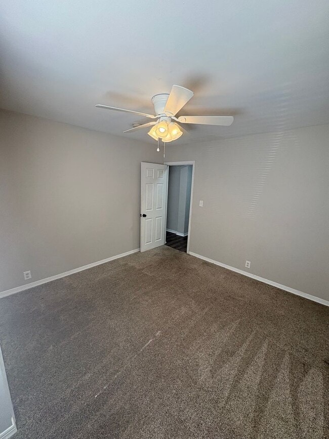 Building Photo - Summit Street Duplexes