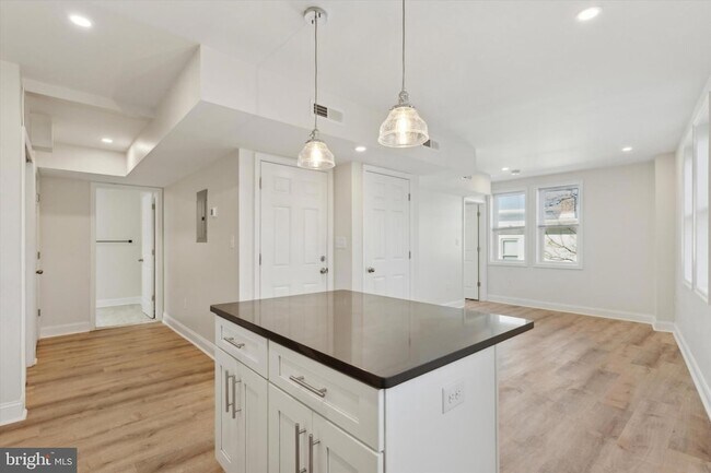 Building Photo - 137 E Spring Ave