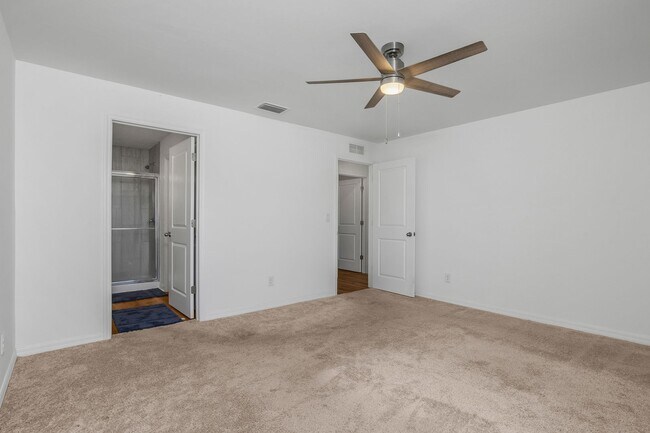 Building Photo - NOW AVAILABLE - 3/2 with 2 Car Garage in Mirror Lakes!