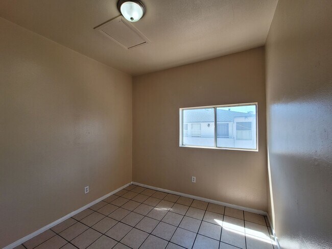Building Photo - Large 4bd/2bth Unit in Logan Heights with ...