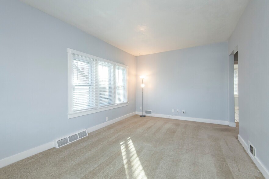 Living Room - 2615 N Wauwatosa Ave