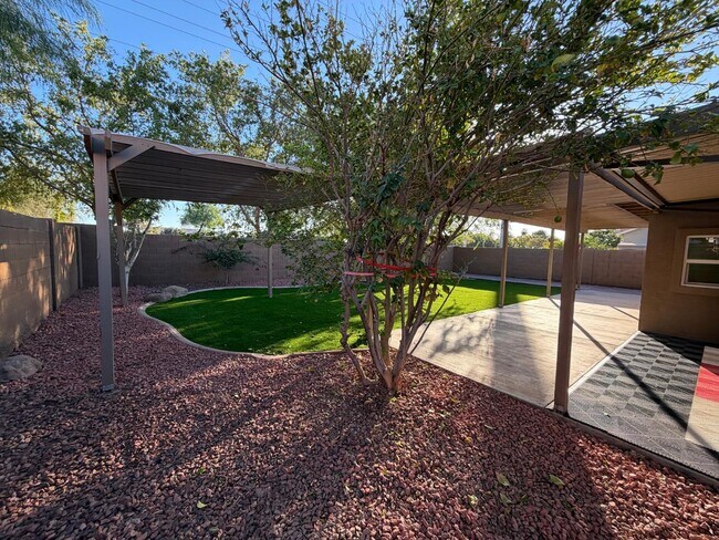 Building Photo - 1945 E Aloe Pl