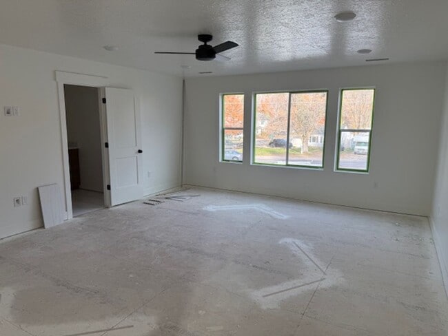 Building Photo - Beautiful townhome with 2 car garage, Central Air and Master Suite