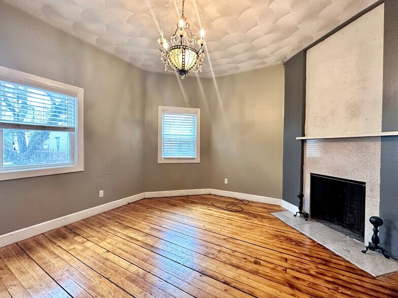 Building Photo - 124 Almy St