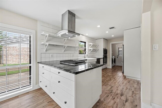 Building Photo - 2219 Briarview Dr