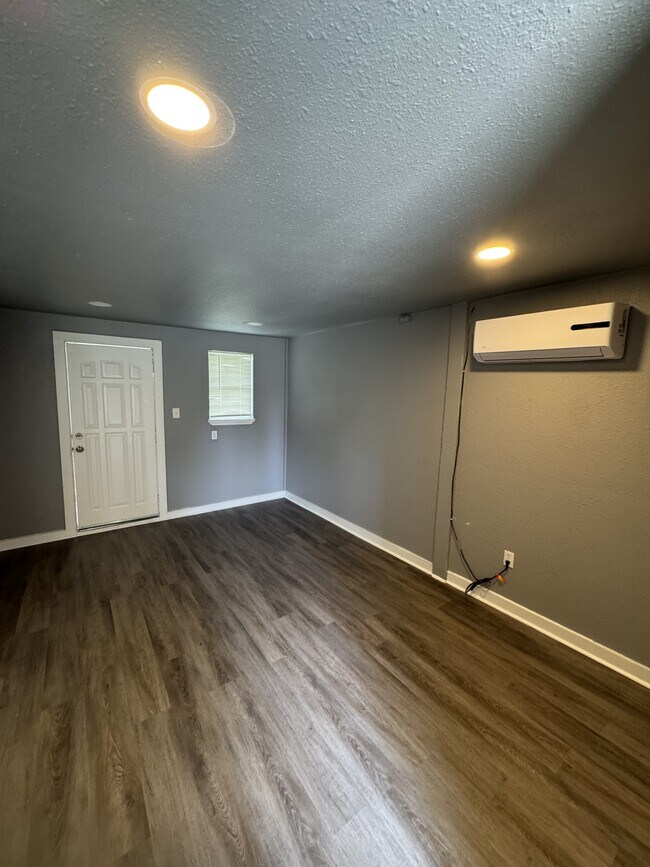 Building Photo - 115 Plainview Dr