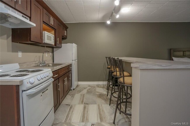 Building Photo - 30 US-9W