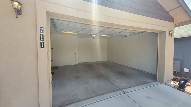 Building Photo - Three Bedroom with Amazing Views