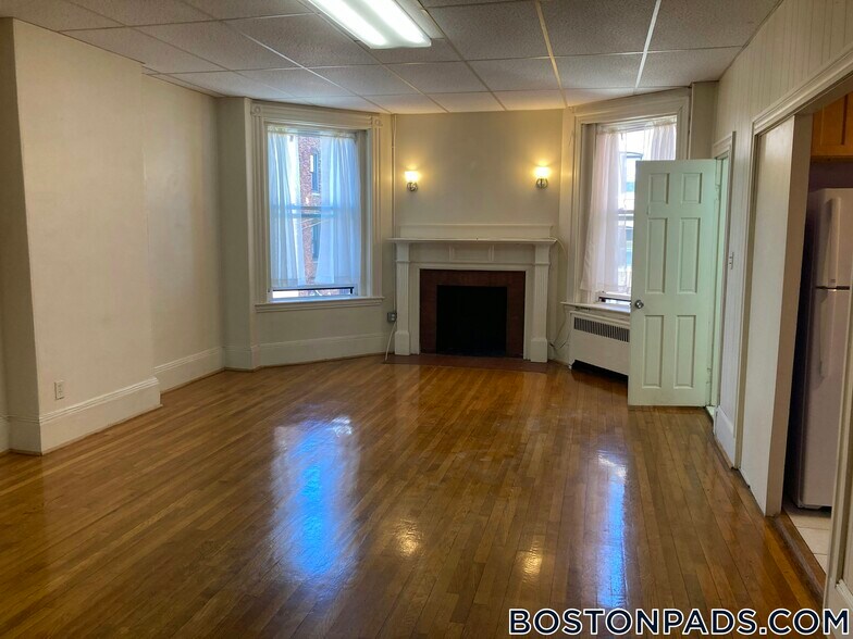 Building Photo - 912 Beacon St