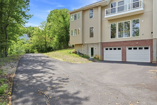Building Photo - 5116 Shore Dr