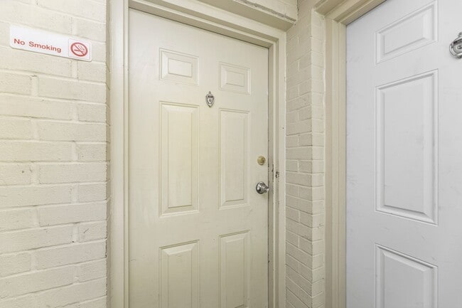 Building Photo - Newly Renovated Two Bedroom Condo! Parking!