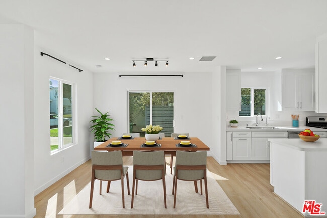 Building Photo - 7823 Kenyon Ave