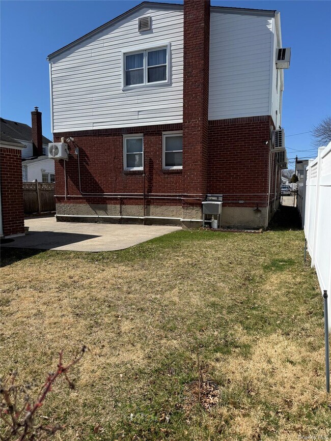 Building Photo - 660 S 10th St